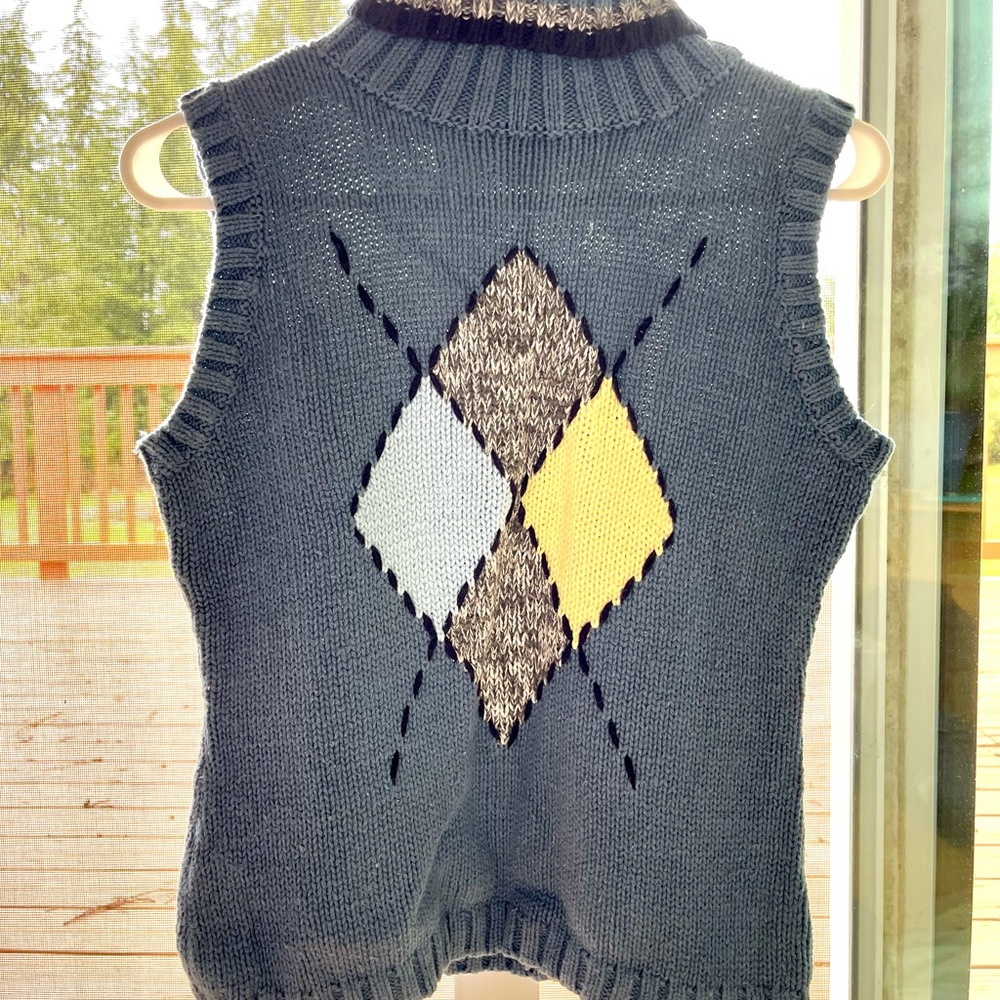 Women’s sleeveless sweater/ vest